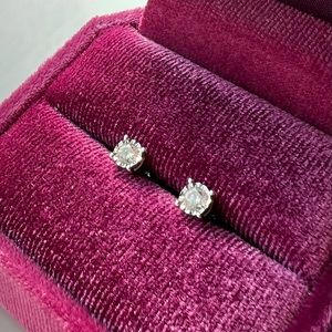 White gold Diamond stud earrings